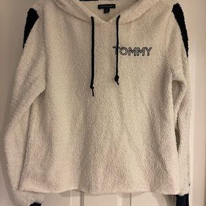 SALE ✨ Any 2 Items, 20% Off ✨ Tommy Hilfiger Pull Over with Hood